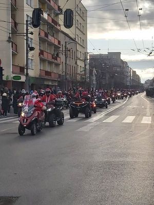 Zdjęcie przedstawiające przejazd Mikołajów na motocyklach i kładach