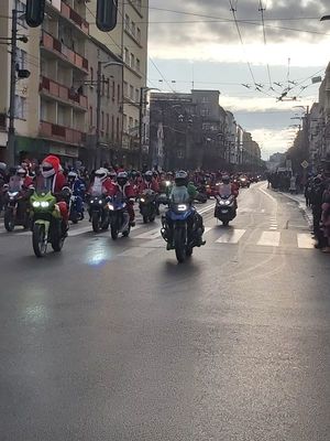 Zdjęcie przedstawiające przejazd Mikołajów na motocyklach