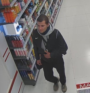 Zdjęcie przedstawiające mężczyznę, który może mieć związek z kradzieżą
