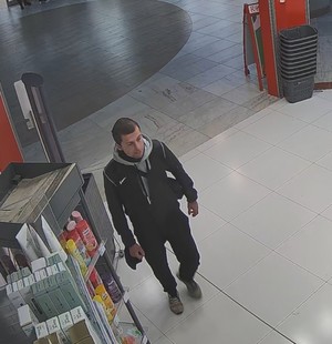 Zdjęcie przedstawiające mężczyznę, który może mieć związek z kradzieżą