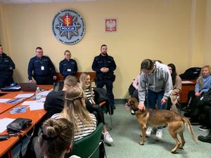 Zdjęcie przedstawiające spotkanie ze studentami w ramach promocji zawodu policjanta