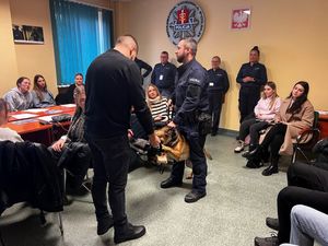 Zdjęcie przedstawiające spotkanie ze studentami w ramach promocji zawodu policjanta