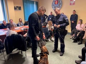 Zdjęcie przedstawiające spotkanie ze studentami w ramach promocji zawodu policjanta