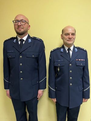 Zdjęcie przedstawiające p.o. Zastępcy Komendanta Komisariatu Policji w Gdyni - Śródmieściu (po lewej) oraz Komendanta  Komisariatu Policji w Gdyni - Śródmieściu (po prawej)