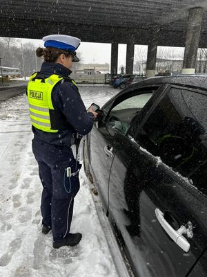 Zdjęcie przedstawiające policjantkę podczas kontroli drogowej