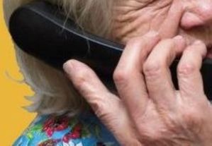 Zdjęcie poglądowe, przedstawiające seniorkę rozmawiającą przez telefon