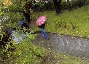 Zdjęcie przedstawiające mężczyzn, mogących mieć związek z kradzieżą pieniędzy.