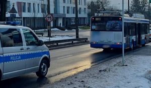 Zdjęcie poglądowe, przedstawiające autobus miejski i radiowóz policyjny