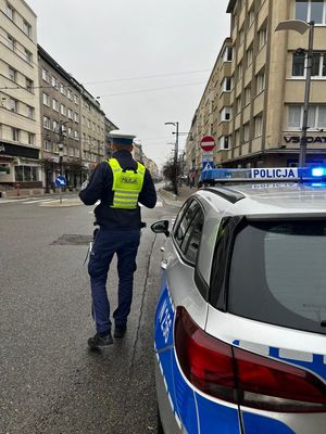 Zdjęcie przedstawiające policjanta podczas zabezpieczenia gdyńskiego biegu