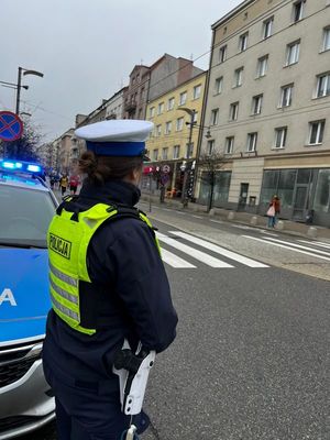 Zdjęcie przedstawiające policjantkę podczas zabezpieczenia gdyńskiego biegu