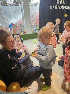 Zdjęcie przedstawiające policjantkę podczas wizyty u przedszkolaków