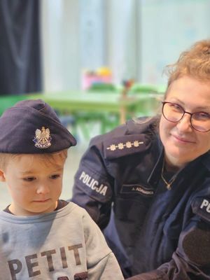 Zdjęcie przedstawiające policjantkę podczas wizyty u przedszkolaków