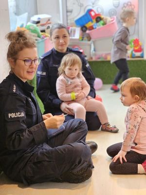 Zdjęcie przedstawiające policjantki podczas wizyty u przedszkolaków