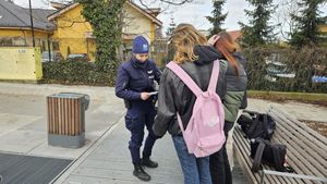 Zdjęcie przedstawiające policjantkę, która rozdaje młodzieży ulotki