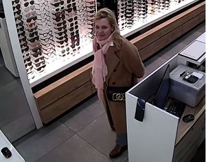 Zdjęcie przedstawiające kobietę, podejrzewaną o kradzież