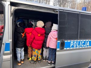 Zdjęcie przedstawiające dzieci w radiowozie policyjnym
