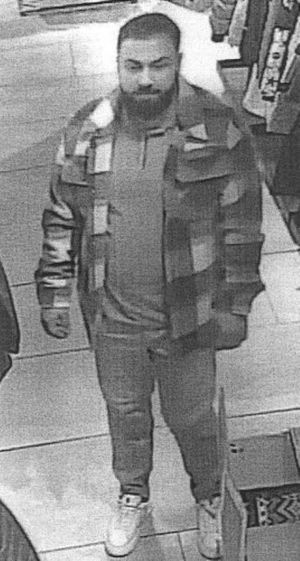 Zdjęcie przedstawiające mężczyznę, podejrzewanego o kradzież obuwia