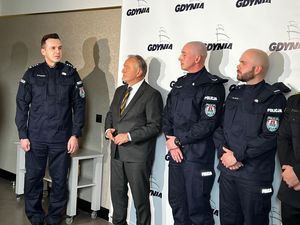 Zdjęcie przedstawiające Komendanta Miejskiego Policji w Gdyni, Prezydenta Miasta Gdyni oraz dwóch policjantów