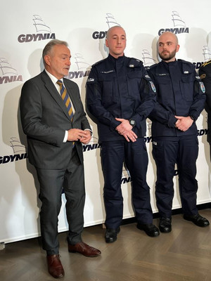 Zdjęcie przedstawiające od lewej Prezydenta Miasta Gdyni oraz dwóch policjantów