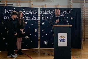 Zdjęcie przedstawiające Naczelnika Wydziału Prewencji Komendy Miejskiej Policji w Gdyni podczas zakończenia roku szkolnego maturzystów