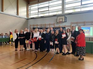 Zdjęcie przedstawiające policjantów, grono pedagogiczne oraz uczniów klas maturalnych o profilu policyjnym.