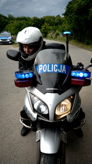 Zdjęcie przedstawiające policjanta na motocyklu