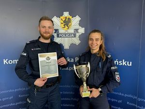 Zdjęcie przedstawiające policjanta i policjantkę, którzy wygrali eliminacje do ogólnopolskiego etapu zawodów na najlepszego ratownika z kwalifikowanej pierwszej pomocy.