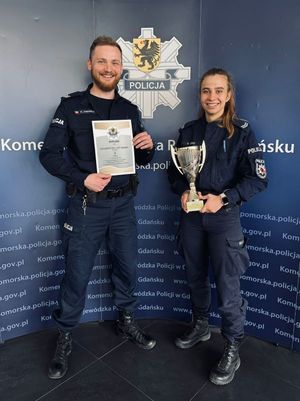 Zdjęcie przedstawiające policjanta i policjantkę, którzy wygrali eliminacje do ogólnopolskiego etapu zawodów na najlepszego ratownika z kwalifikowanej pierwszej pomocy.