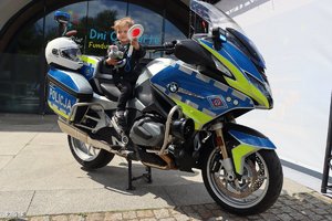 Zdjęcie przedstawiające dziecko na motocyklu