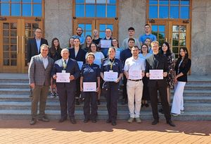 Zdjęcie przedstawiające policjantki oraz uczestników konferencji akademickiej