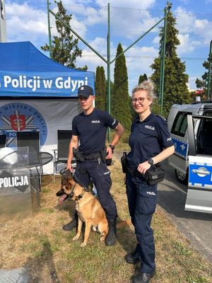 Zdjęcie przedstawiające policjantkę oraz policjanta wraz z psem służbowym