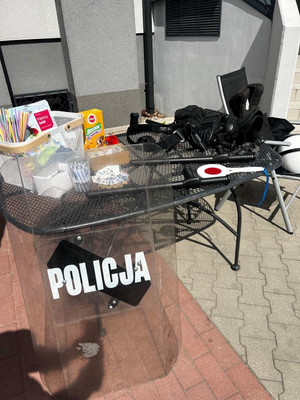 Zdjęcie przedstawiające część wyposażenia policjantów oraz gadżety dla dzieci