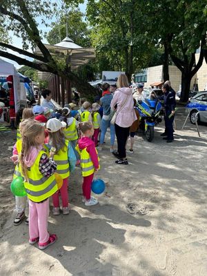 Zdjęcie z festynu zorganizowanego przez policjantkę, który odbył się na plaży miejskiej