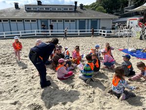 Zdjęcie z festynu zorganizowanego przez policjantkę, który odbył się na plaży miejskiej