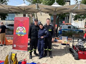 Zdjęcie z festynu zorganizowanego przez policjantkę, który odbył się na plaży miejskiej