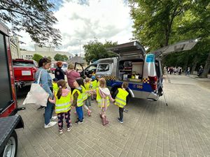 Zdjęcie z festynu zorganizowanego przez policjantkę, który odbył się na plaży miejskiej