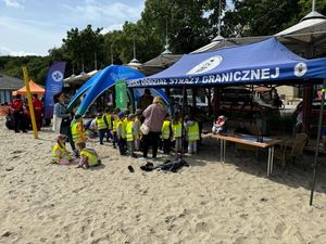 Zdjęcie z festynu zorganizowanego przez policjantkę, który odbył się na plaży miejskiej