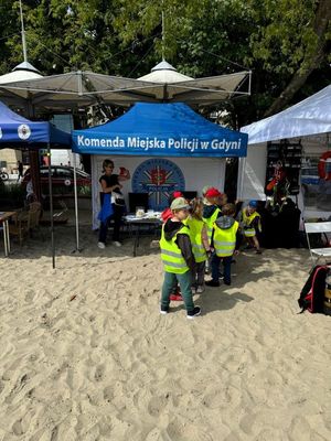 Zdjęcie z festynu zorganizowanego przez policjantkę, który odbył się na plaży miejskiej