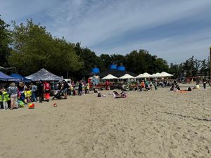 Zdjęcie z festynu zorganizowanego przez policjantkę, który odbył się na plaży miejskiej