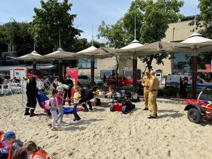 Zdjęcie z festynu zorganizowanego przez policjantkę, który odbył się na plaży miejskiej