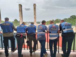 Gdyński policjant, który uczestniczył w zabezpieczeniu Mistrzostw Europy w Piłce Nożnej - jednej z największych imprez sportowych na świecie rozgrywanych w tym roku na niemieckich boiskach - wrócił do Komendy Miejskiej Policji w Gdyni. Podkom. Mariusz Marczak podczas niemieckiego turnieju przebywał do zakończenia stanu gotowości w zespole mobilnym Spotters Team Polska.