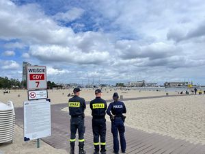 Za nami kolejne, wakacyjne dni. Wiele osób wolny czas spędza nad wodą. Z uwagi na bezpieczeństwo turystów, policjanci wspólnie z funkcjonariuszami Państwowej Straży Pożarnej prowadzili działania na plaży w Gdyni śródmieściu. Apelujemy o ostrożność i przestrzeganie zasad bezpieczeństwa nad wodą!