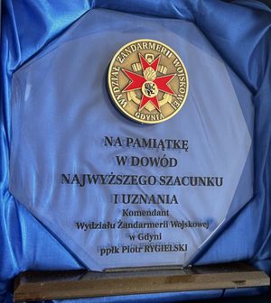 Zdjęcie przedstawiające pamiątkę dla Komendanta Miejskiego Policji z okazji Święta Policji