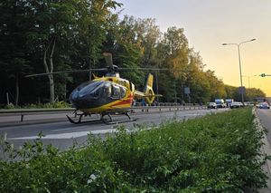 Zdjęcie przedstawiające śmigłowiec LPR, w tle widać pojazdy