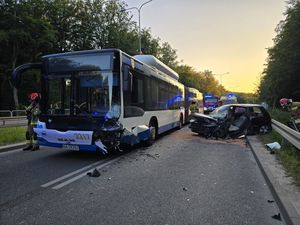 Zdjęcie przedstawiające uszkodzonego po wypadku volkswagena, mana, strażaków, karetkę pogotowia oraz radiowóz strażacki