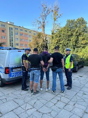 Zdjęcie przedstawiające policjantów oraz zatrzymanego mężczyznę.