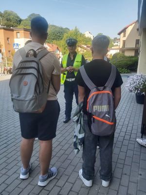 Zdjęcie przedstawiające policjantkę podczas rozmowy z uczniami.