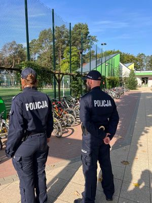 Zdjęcie przedstawiające policjantkę i policjanta, nadzorujących rejon szkół.