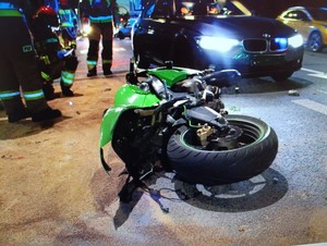 Dzięki szybkiej i skutecznej interwencji policjantów z gdyńskiej grupy SPEED odpowiedzialności nie uniknie 33-letni kierowca motocykla, który nie zatrzymał się do kontroli drogowej. Mężczyzna uciekając przed policjantami, spowodował kolizję, potem porzucił motocykl i uciekł. Policjanci zatrzymali najpierw 35-letniego pasażera, który był poszukiwany za przestępstwa przeciwko rodzinie. Dzięki informacji przekazanej przez świadków w ręce policjantów trafił kierowca kawasaki. Podczas zatrzymania mężczyzna miał ponad promil alkoholu w organizmie i kierował bez uprawnień. Mężczyzna wkrótce usłyszy zarzuty niezatrzymania się do kontroli drogowej i nieudzielenie pomocy rannemu. Nie uniknie również odpowiedzialności za wykroczenia drogowe, które popełnił podczas ucieczki. Pasażer natomiast najbliższe 196 dni spędzi w areszcie.