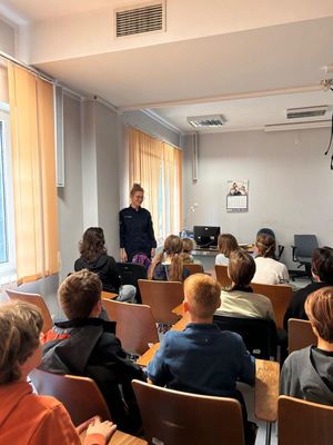 W ubiegłym tygodniu funkcjonariusze z komisariatu w Gdyni Redłowie  gościli uczniów klas 6 i 7 ze Szkoły Podstawowej nr 8.W trakcie spotkania omówiono istotne zagadnienia związane z odpowiedzialnością prawną nieletnich, problematyką demoralizacji oraz zagrożeniami wynikającymi z samobójstw.